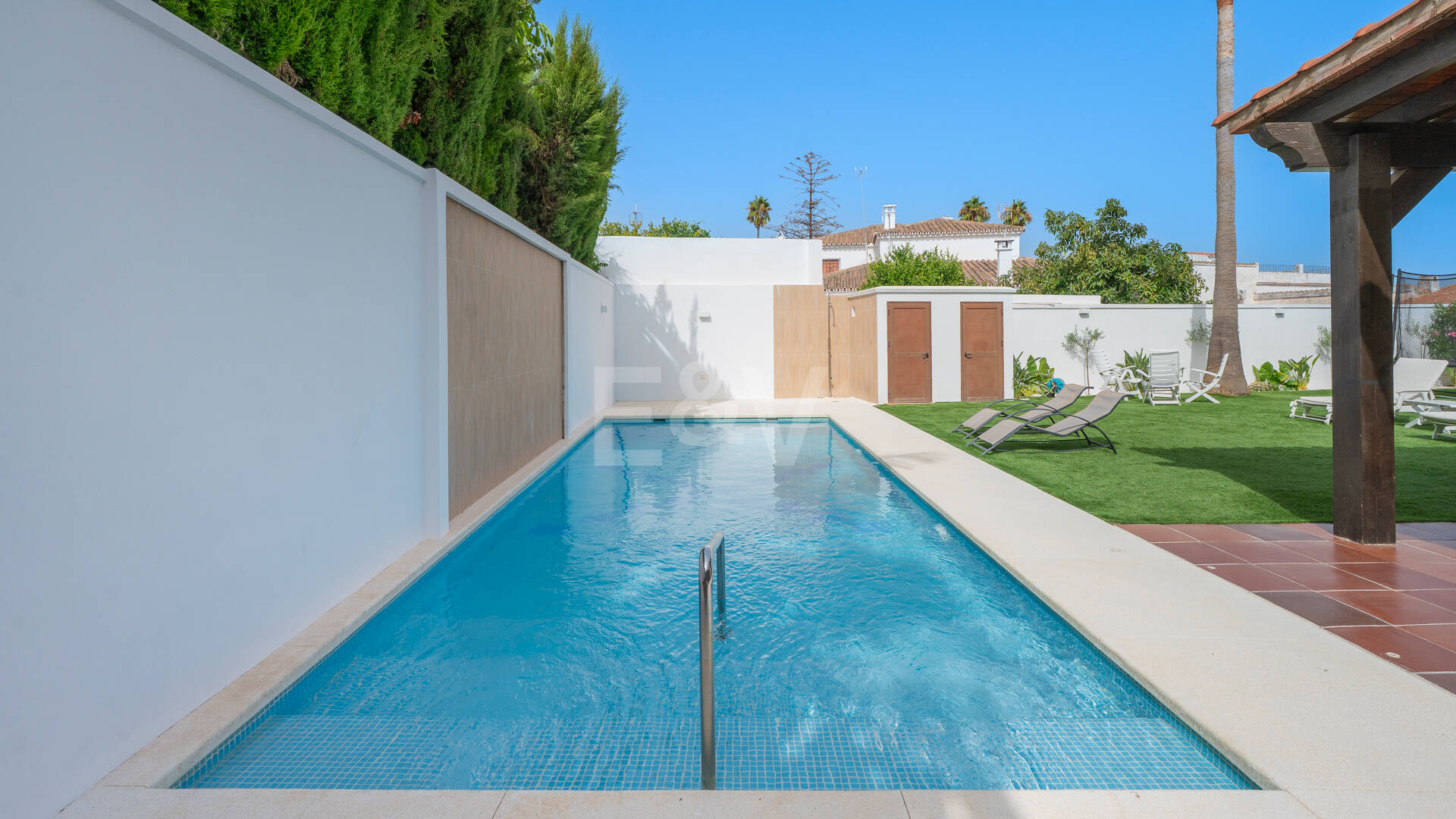 Villa avec jardin et piscine privée à seulement quelques minutes de la mer disponible pour la location à long terme
