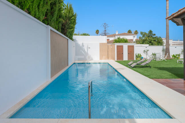 Villa avec jardin et piscine privée à seulement quelques minutes de la mer disponible pour la location à long terme