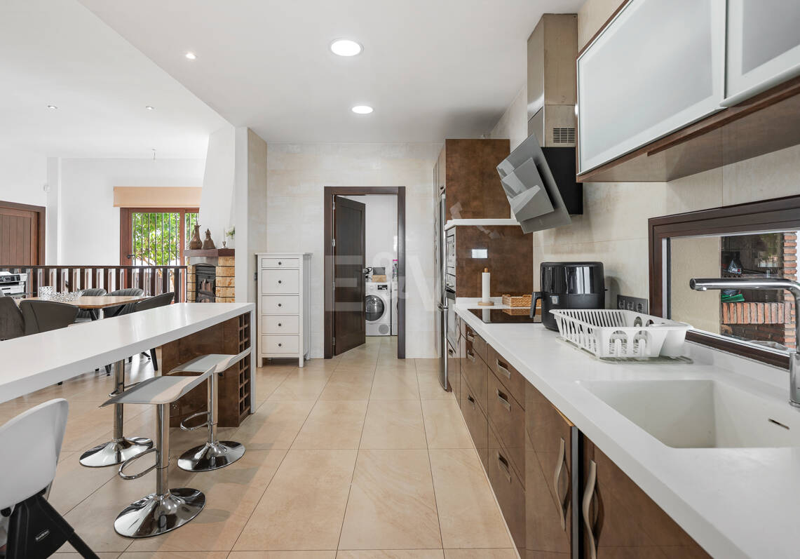 Villa avec jardin et piscine privée à seulement quelques minutes de la mer disponible pour la location à long terme