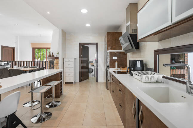 Villa avec jardin et piscine privée à seulement quelques minutes de la mer disponible pour la location à long terme