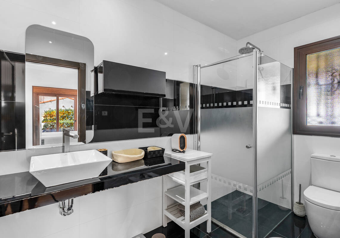 Villa avec jardin et piscine privée à seulement quelques minutes de la mer disponible pour la location à long terme