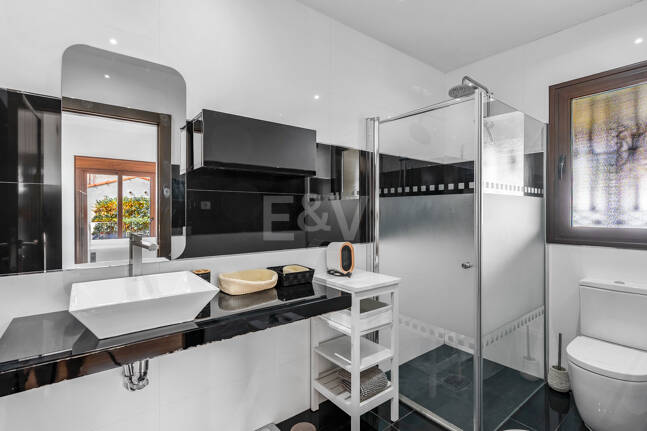 Villa avec jardin et piscine privée à seulement quelques minutes de la mer disponible pour la location à long terme