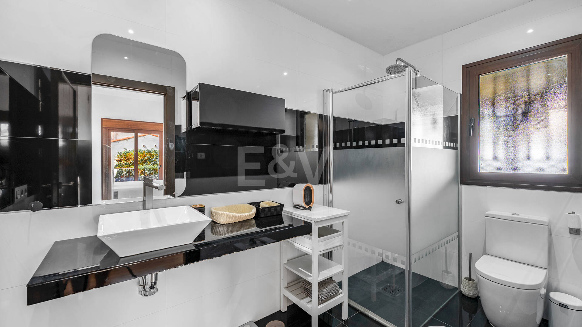 Villa avec jardin et piscine privée à seulement quelques minutes de la mer disponible pour la location à long terme