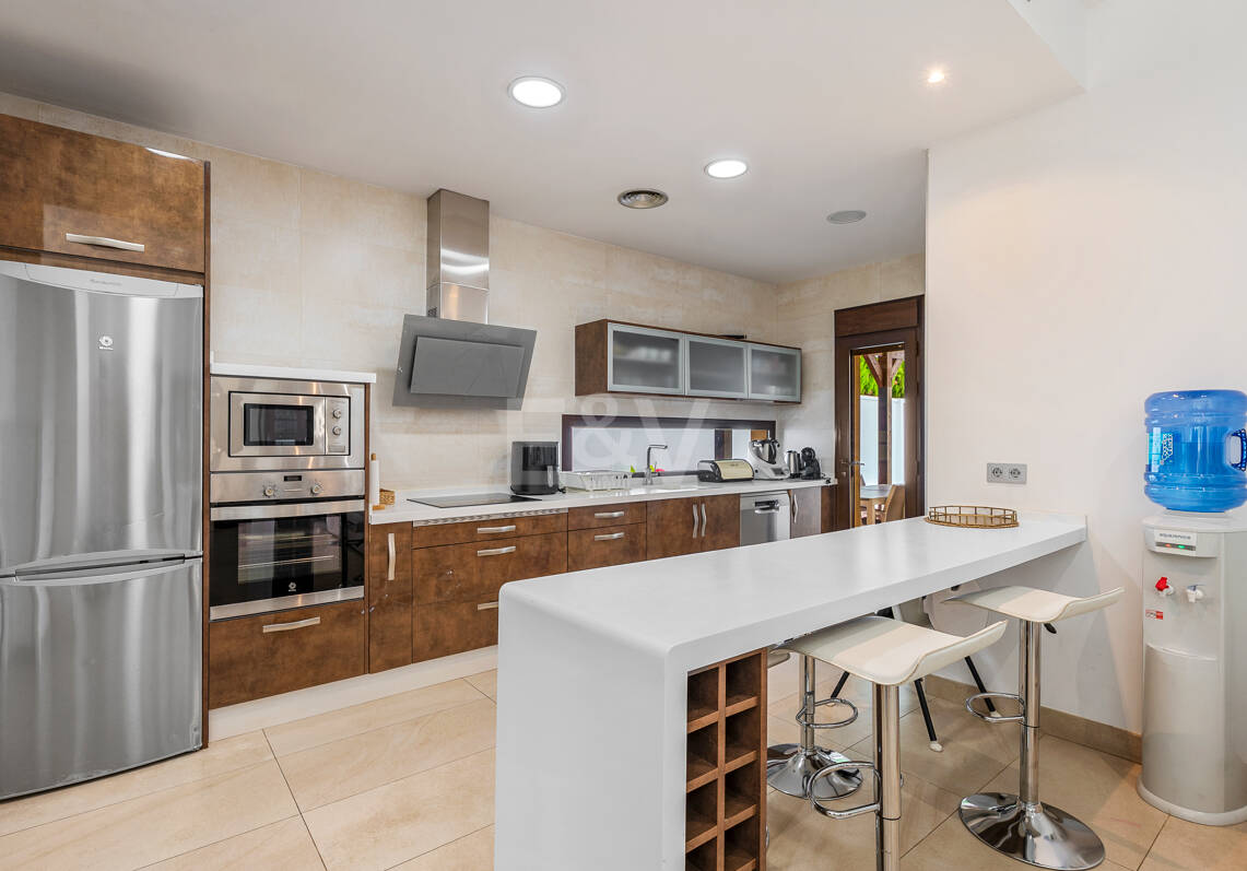 Villa avec jardin et piscine privée à seulement quelques minutes de la mer disponible pour la location à long terme