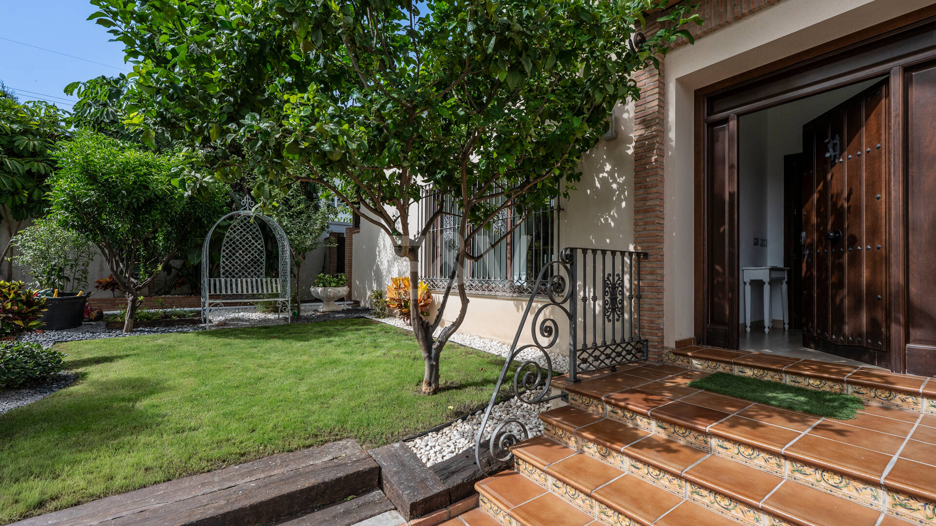 Villa avec jardin et piscine privée à seulement quelques minutes de la mer disponible pour la location à long terme