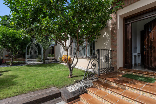 Villa avec jardin et piscine privée à seulement quelques minutes de la mer disponible pour la location à long terme