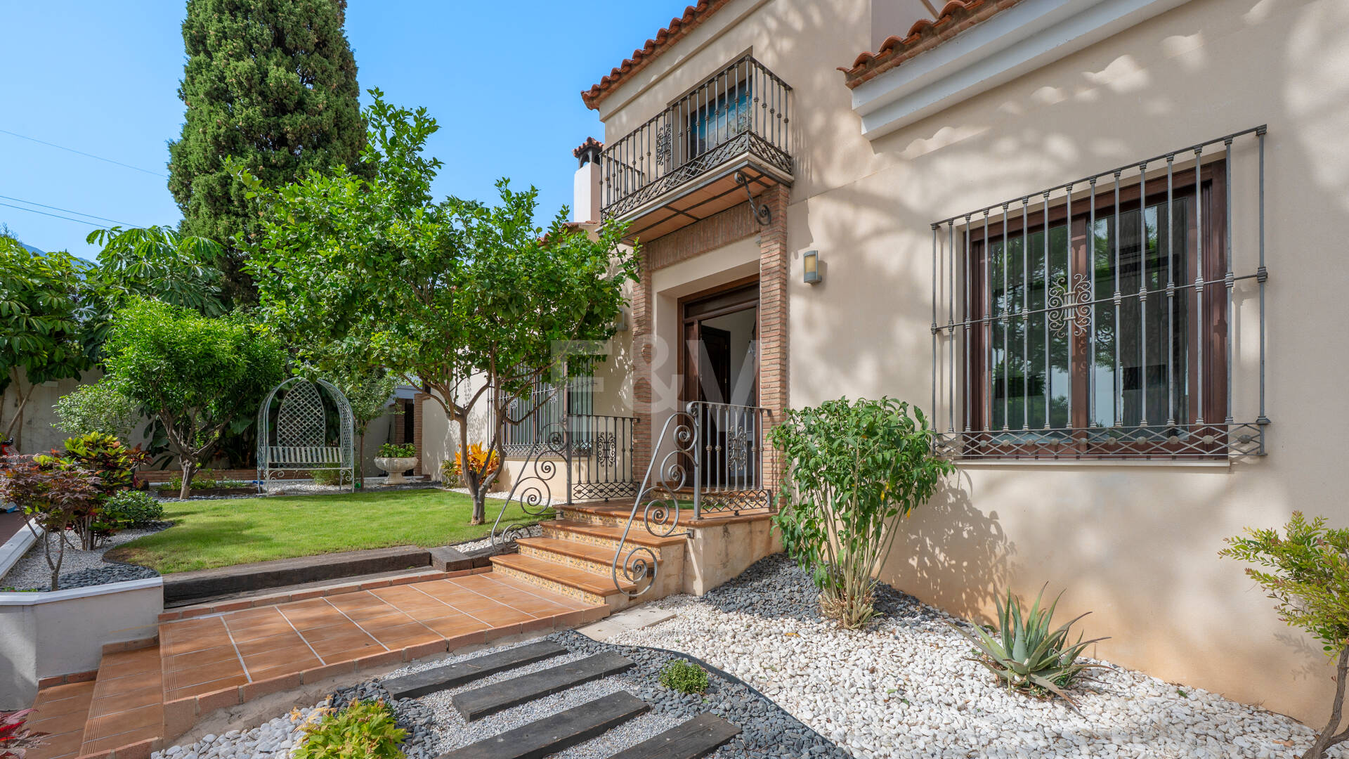 Villa avec jardin et piscine privée à seulement quelques minutes de la mer disponible pour la location à long terme