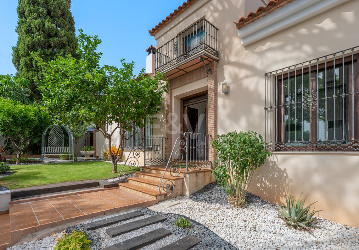 Villa avec jardin et piscine privée à seulement quelques minutes de la mer disponible pour la location à long terme