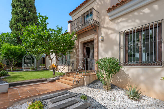 Villa avec jardin et piscine privée à seulement quelques minutes de la mer disponible pour la location à long terme