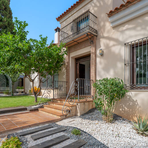 Villa avec jardin et piscine privée à seulement quelques minutes de la mer disponible pour la location à long terme