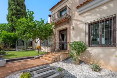 Villa avec jardin et piscine privée à seulement quelques minutes de la mer disponible pour la location à long terme