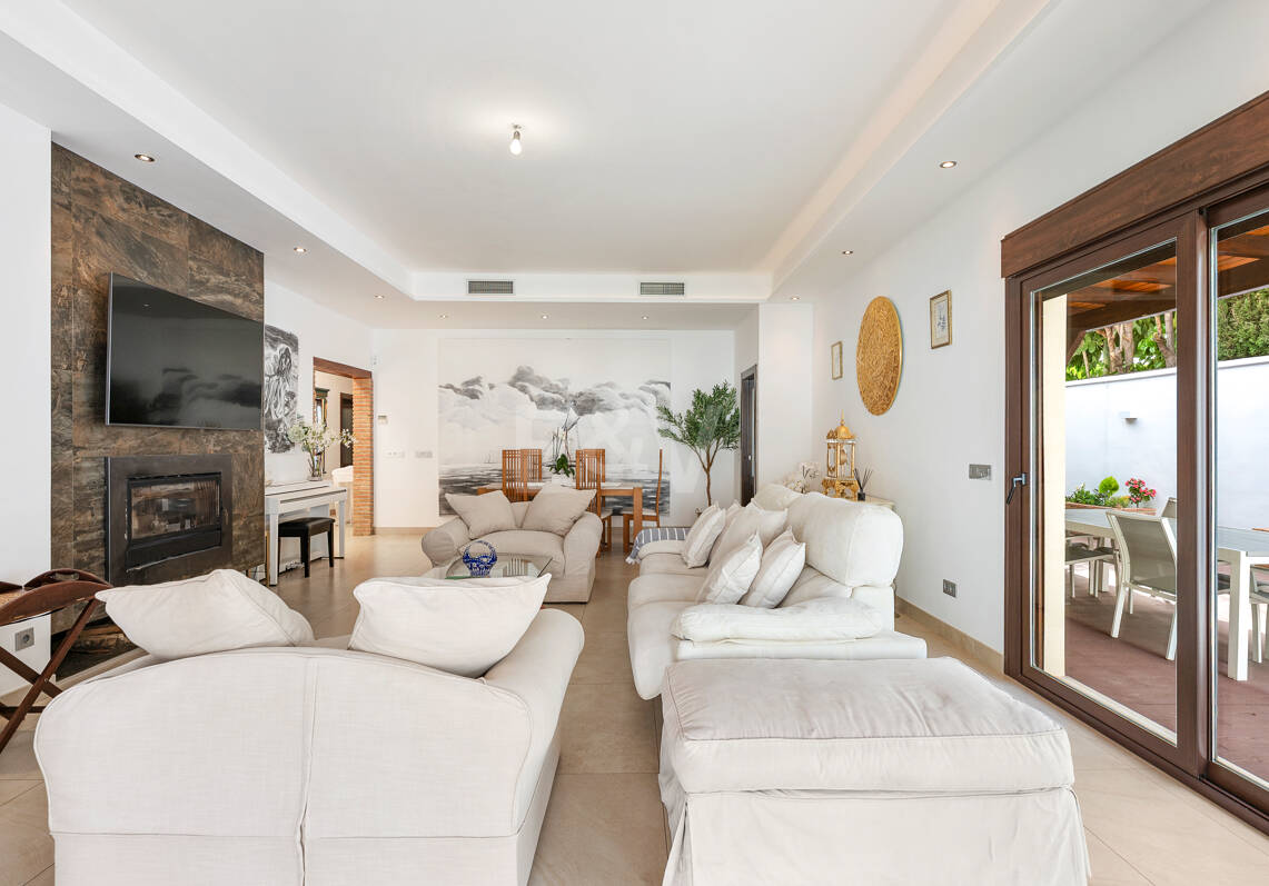 Villa avec jardin et piscine privée à seulement quelques minutes de la mer disponible pour la location à long terme