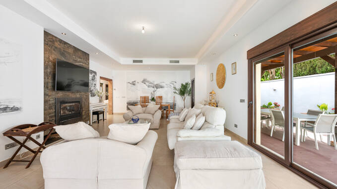 Villa avec jardin et piscine privée à seulement quelques minutes de la mer disponible pour la location à long terme