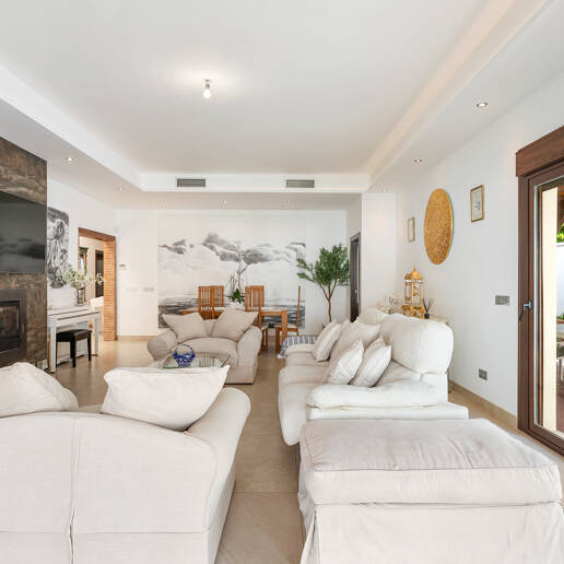 Villa avec jardin et piscine privée à seulement quelques minutes de la mer disponible pour la location à long terme