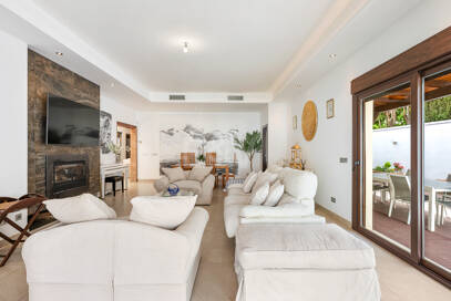 Villa avec jardin et piscine privée à seulement quelques minutes de la mer disponible pour la location à long terme