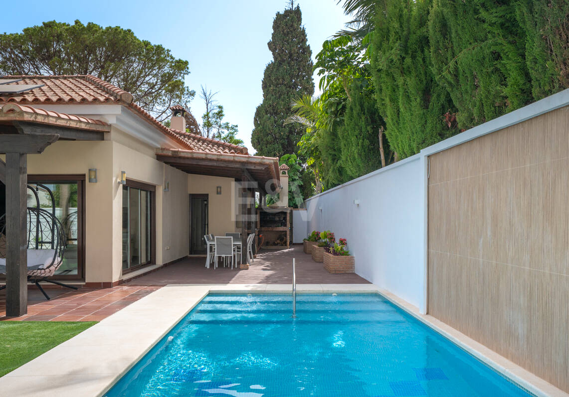 Villa avec jardin et piscine privée à seulement quelques minutes de la mer disponible pour la location à long terme
