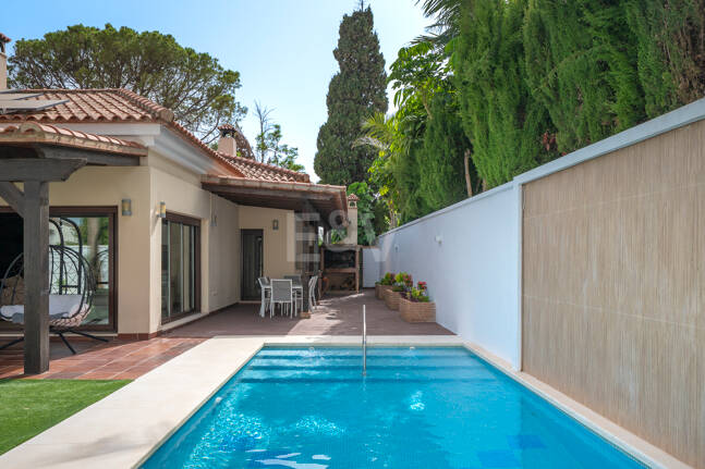 Villa avec jardin et piscine privée à seulement quelques minutes de la mer disponible pour la location à long terme