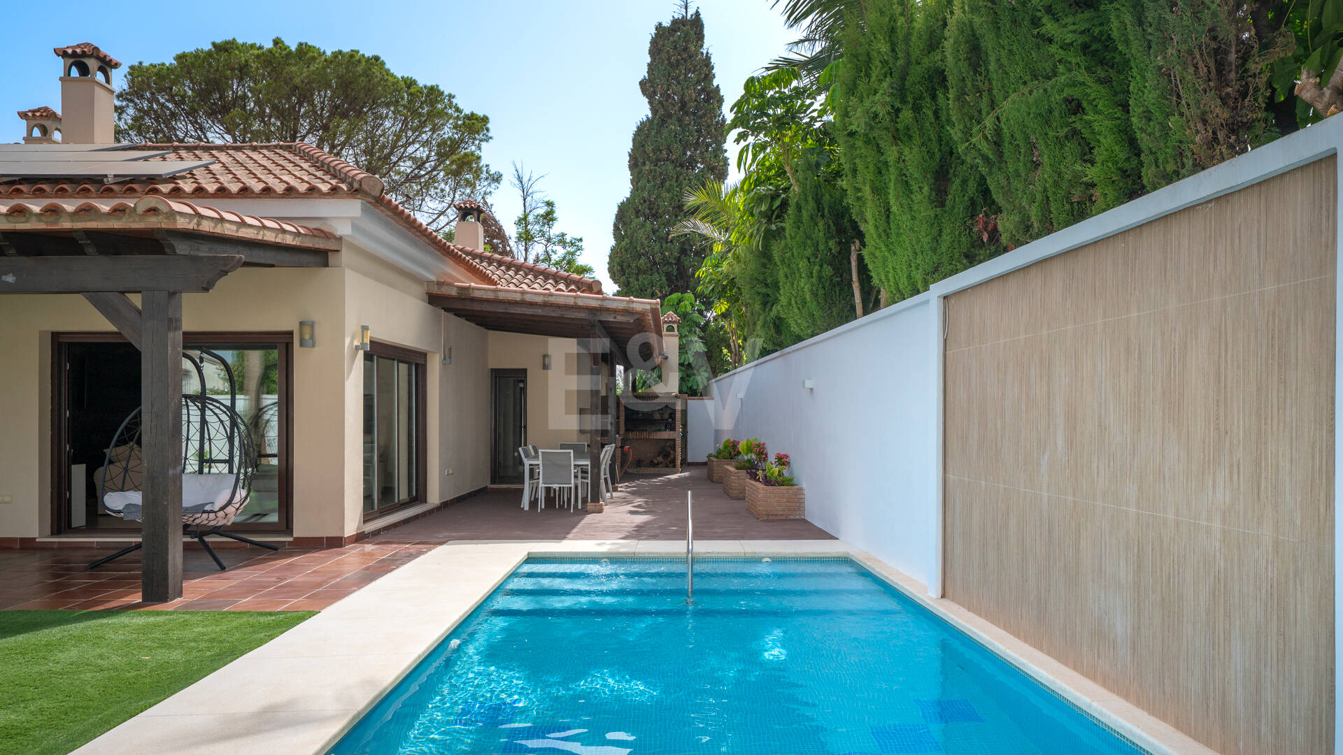 Villa avec jardin et piscine privée à seulement quelques minutes de la mer disponible pour la location à long terme