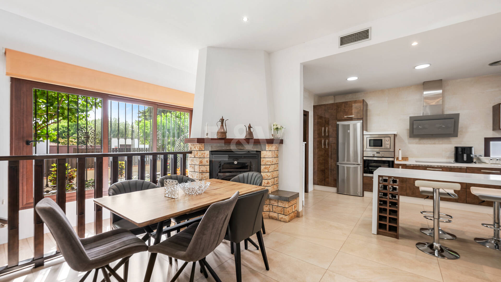 Villa avec jardin et piscine privée à seulement quelques minutes de la mer disponible pour la location à long terme