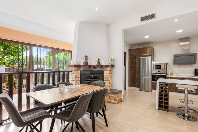 Villa avec jardin et piscine privée à seulement quelques minutes de la mer disponible pour la location à long terme