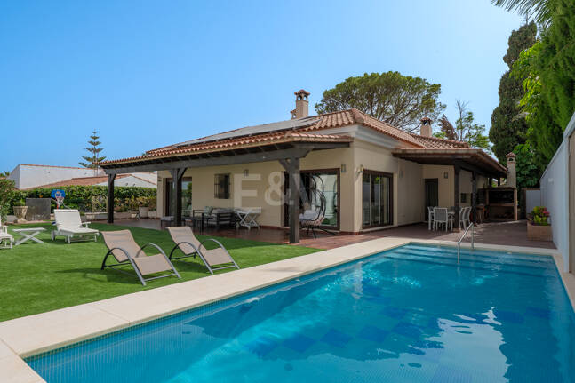 Villa avec jardin et piscine privée à seulement quelques minutes de la mer disponible pour la location à long terme