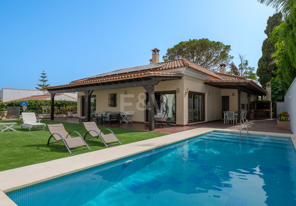 Villa avec jardin et piscine privée à seulement quelques minutes de la mer disponible pour la location à long terme