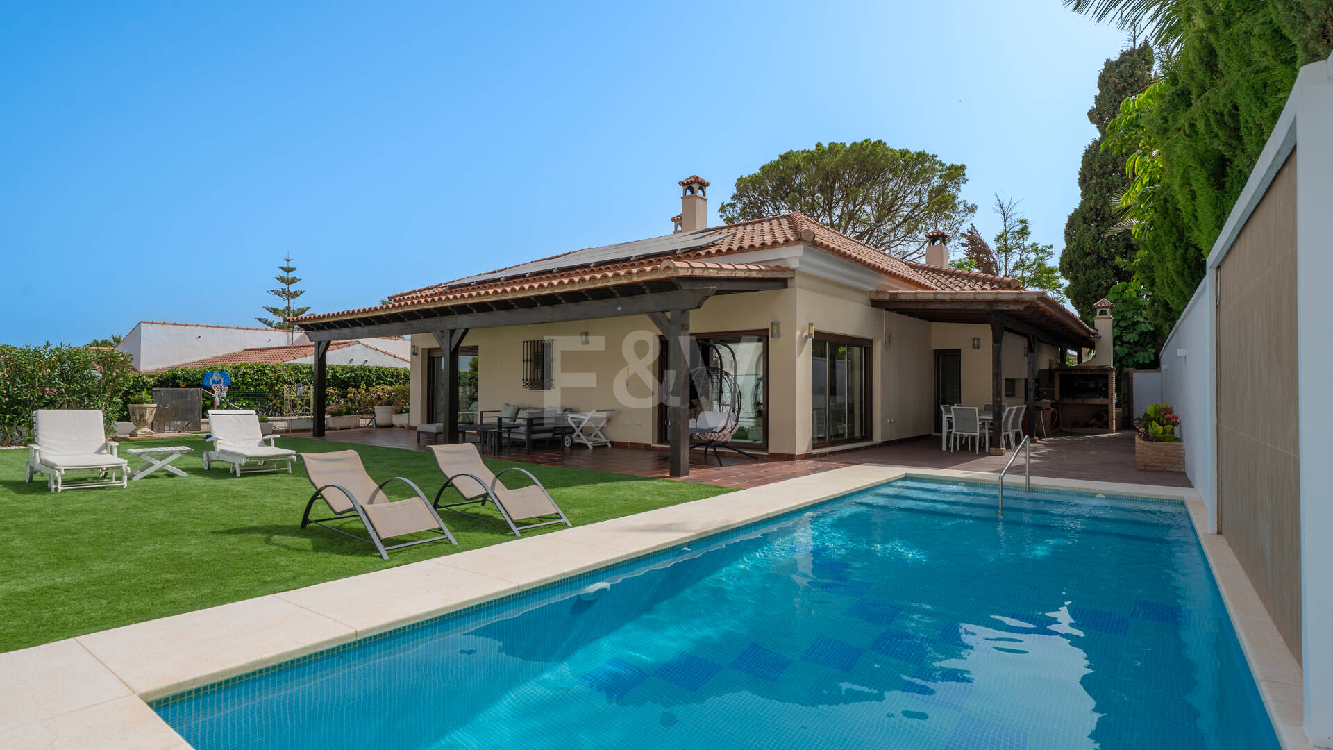 Villa avec jardin et piscine privée à seulement quelques minutes de la mer disponible pour la location à long terme