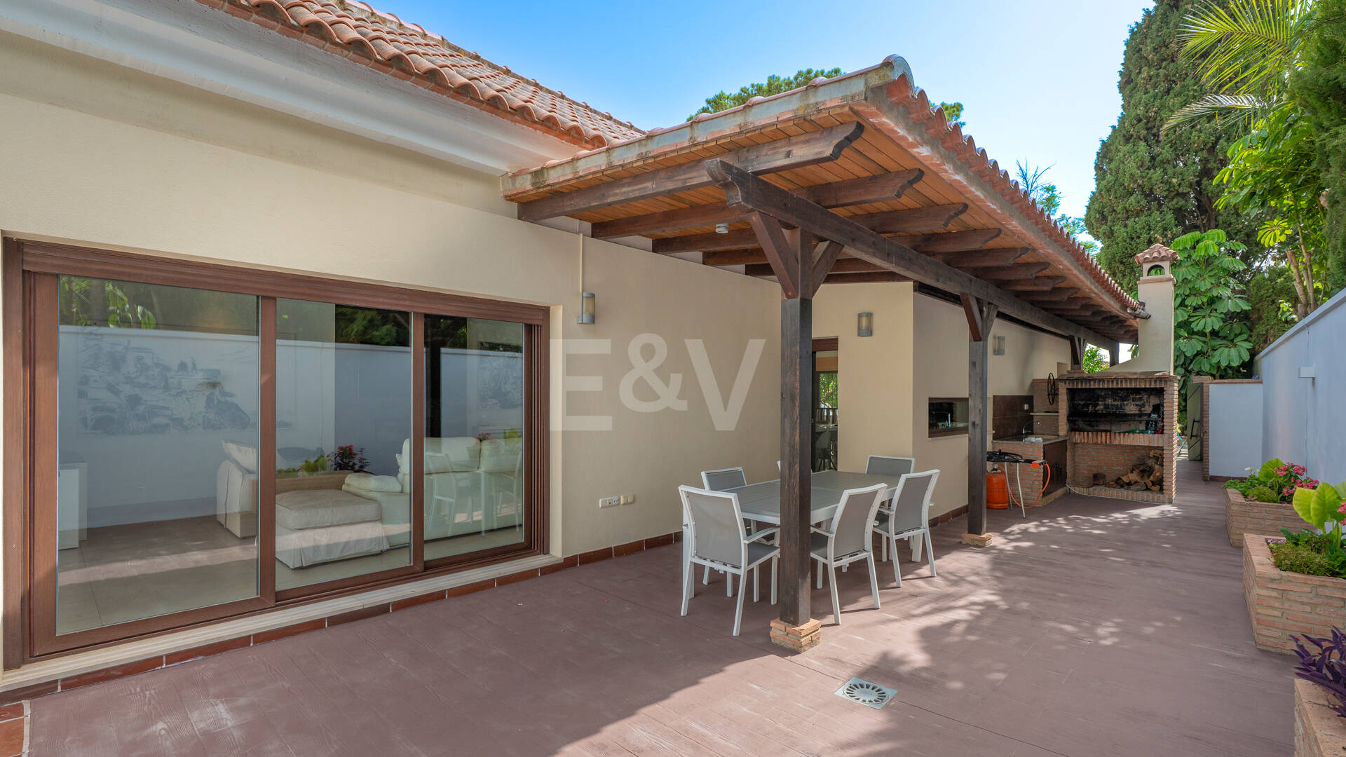 Villa avec jardin et piscine privée à seulement quelques minutes de la mer disponible pour la location à long terme