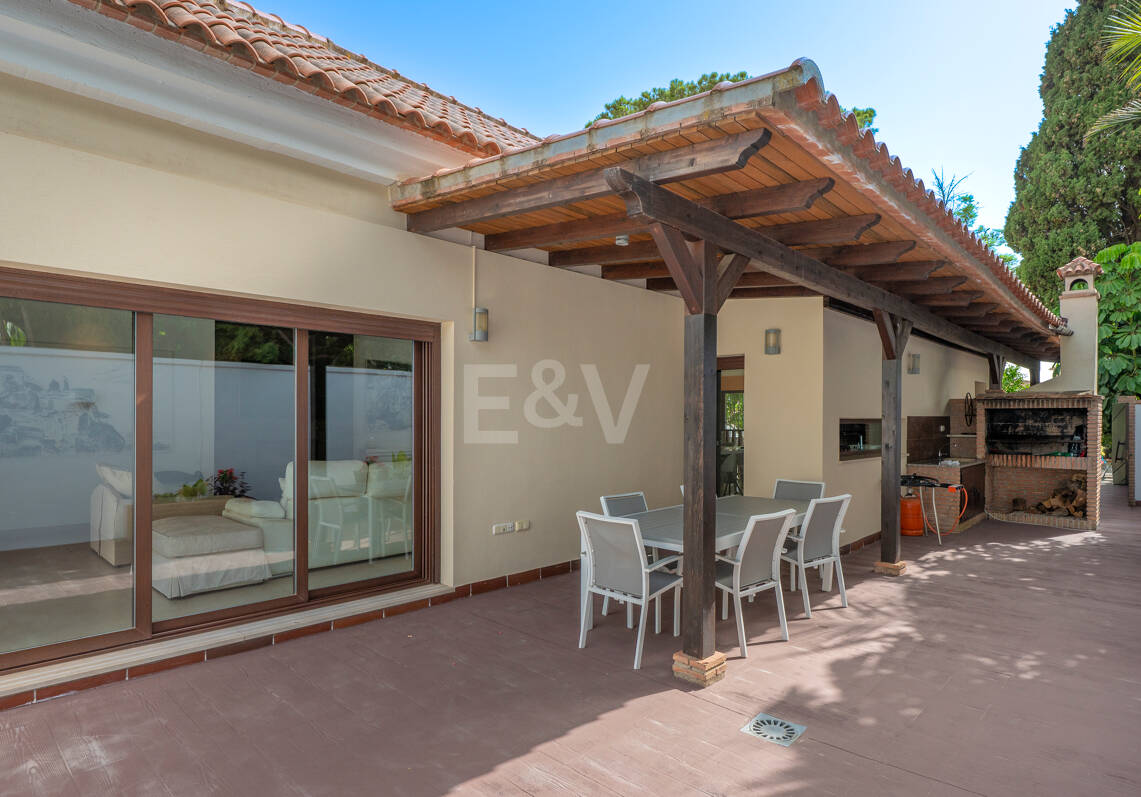 Villa avec jardin et piscine privée à seulement quelques minutes de la mer disponible pour la location à long terme