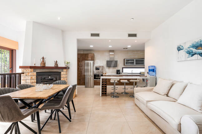 Villa avec jardin et piscine privée à seulement quelques minutes de la mer disponible pour la location à long terme