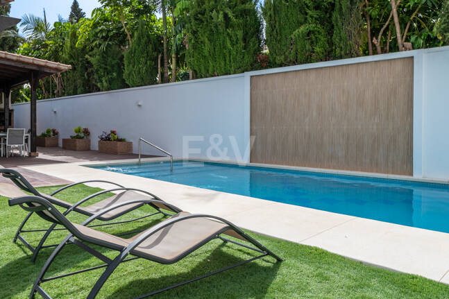 Villa avec jardin et piscine privée à seulement quelques minutes de la mer disponible pour la location à long terme