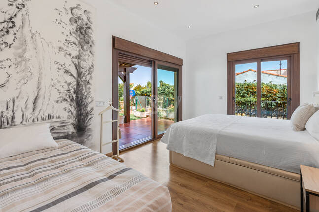 Villa avec jardin et piscine privée à seulement quelques minutes de la mer disponible pour la location à long terme