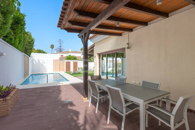 Villa avec jardin et piscine privée à seulement quelques minutes de la mer disponible pour la location à long terme