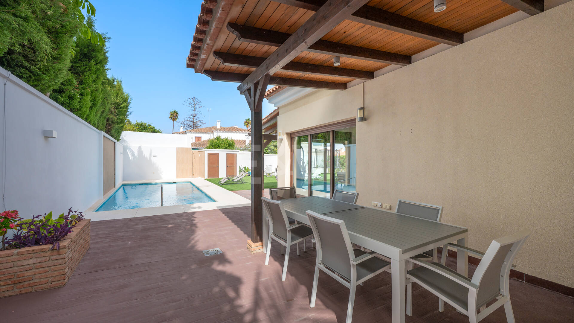 Villa avec jardin et piscine privée à seulement quelques minutes de la mer disponible pour la location à long terme
