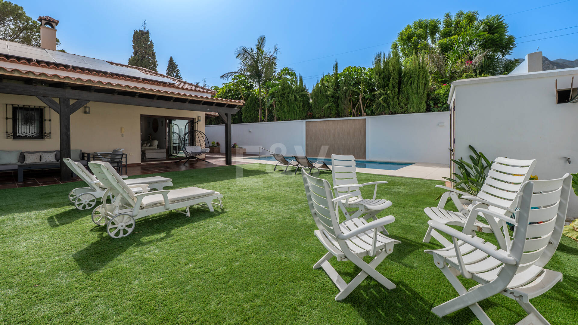 Villa avec jardin et piscine privée à seulement quelques minutes de la mer disponible pour la location à long terme