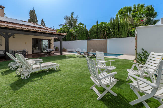 Villa avec jardin et piscine privée à seulement quelques minutes de la mer disponible pour la location à long terme