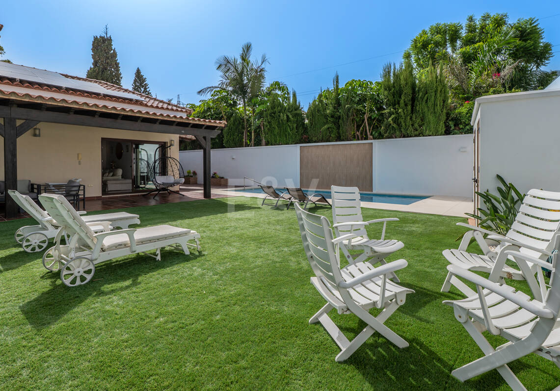 Villa avec jardin et piscine privée à seulement quelques minutes de la mer disponible pour la location à long terme