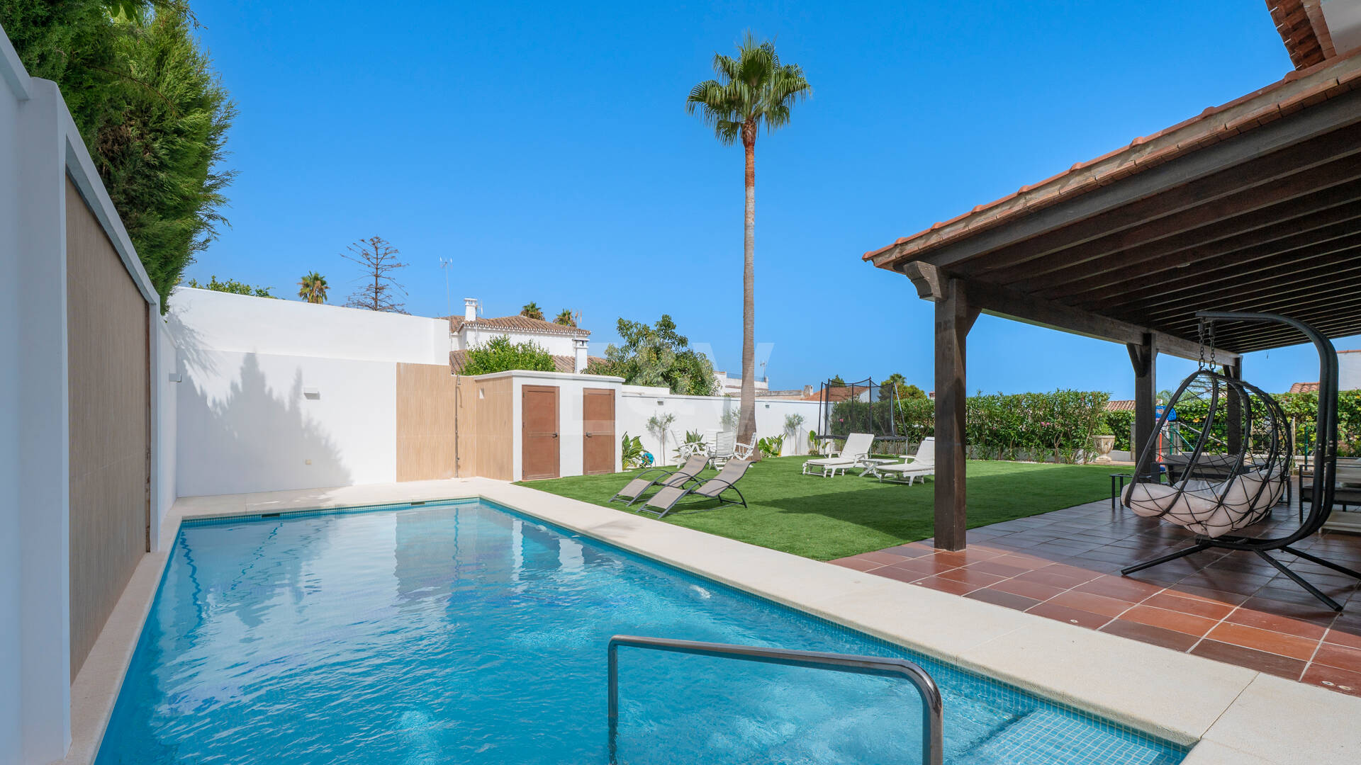 Villa avec jardin et piscine privée à seulement quelques minutes de la mer disponible pour la location à long terme
