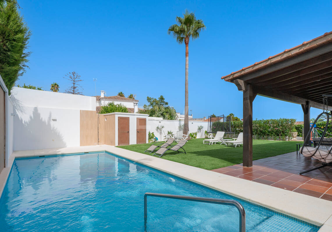 Villa avec jardin et piscine privée à seulement quelques minutes de la mer disponible pour la location à long terme
