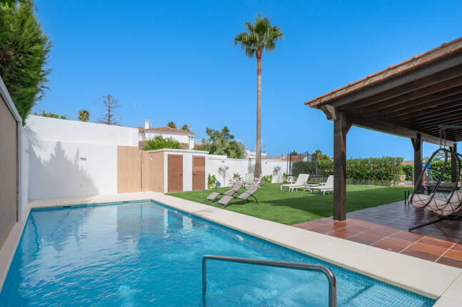 Villa avec jardin et piscine privée à seulement quelques minutes de la mer disponible pour la location à long terme