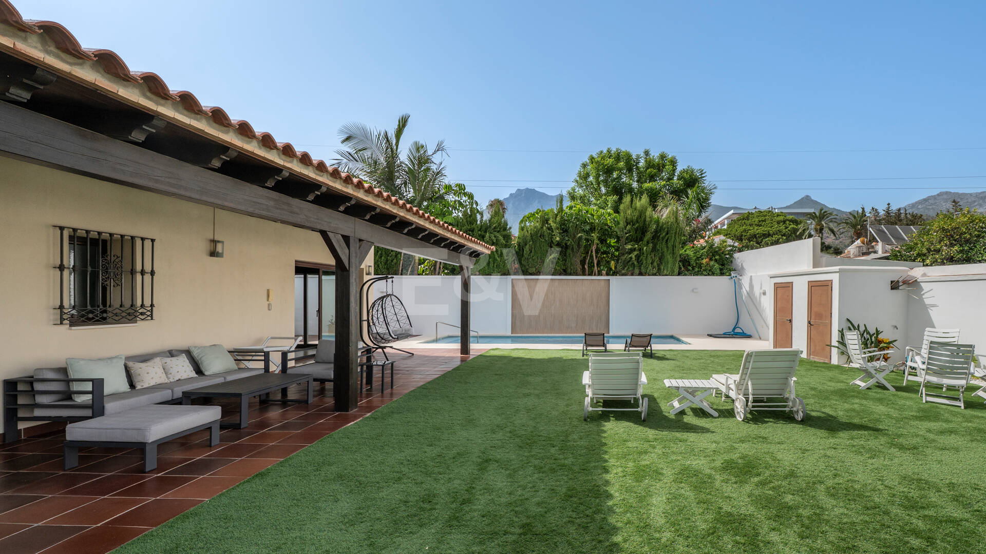 Villa avec jardin et piscine privée à seulement quelques minutes de la mer disponible pour la location à long terme