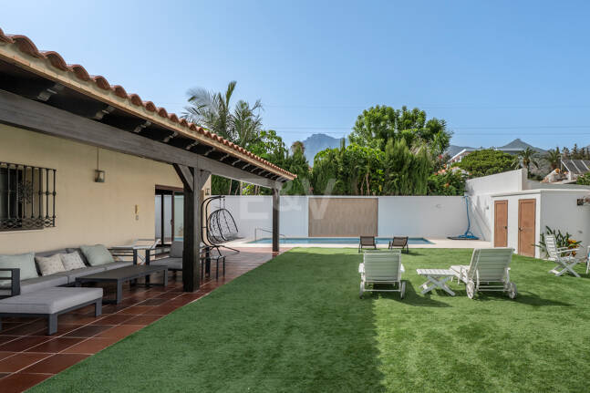 Villa avec jardin et piscine privée à seulement quelques minutes de la mer disponible pour la location à long terme