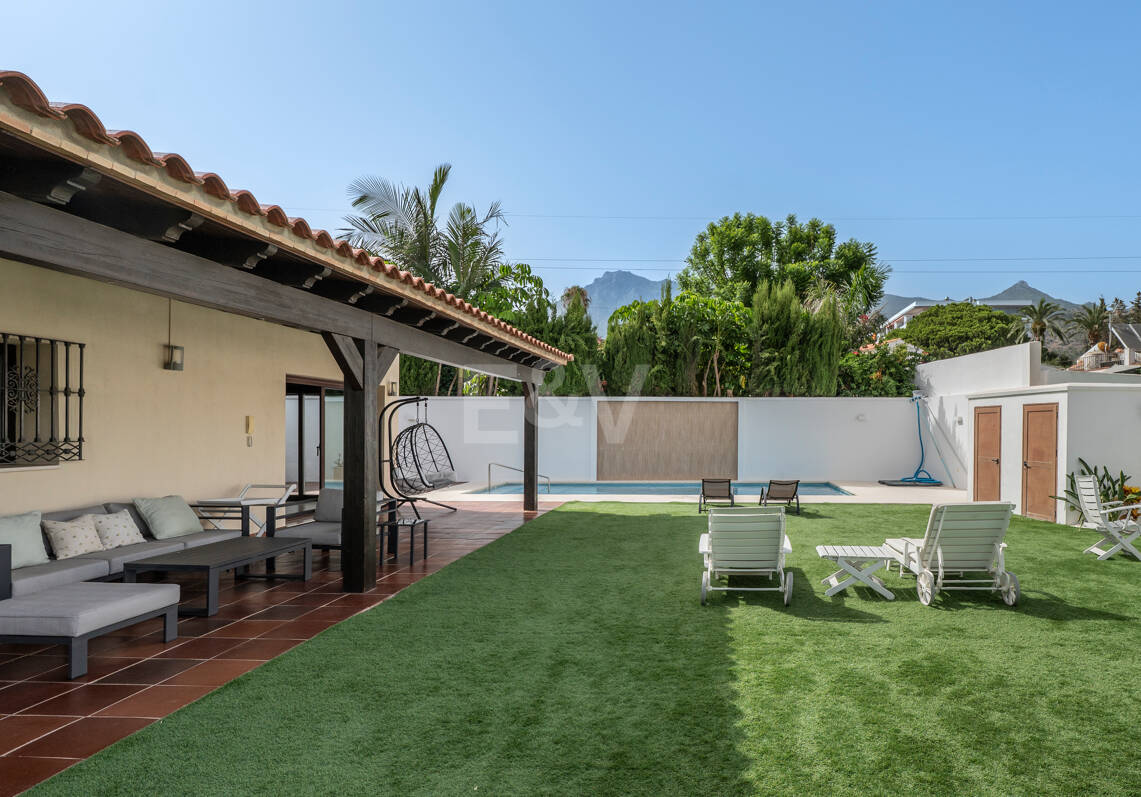 Villa avec jardin et piscine privée à seulement quelques minutes de la mer disponible pour la location à long terme