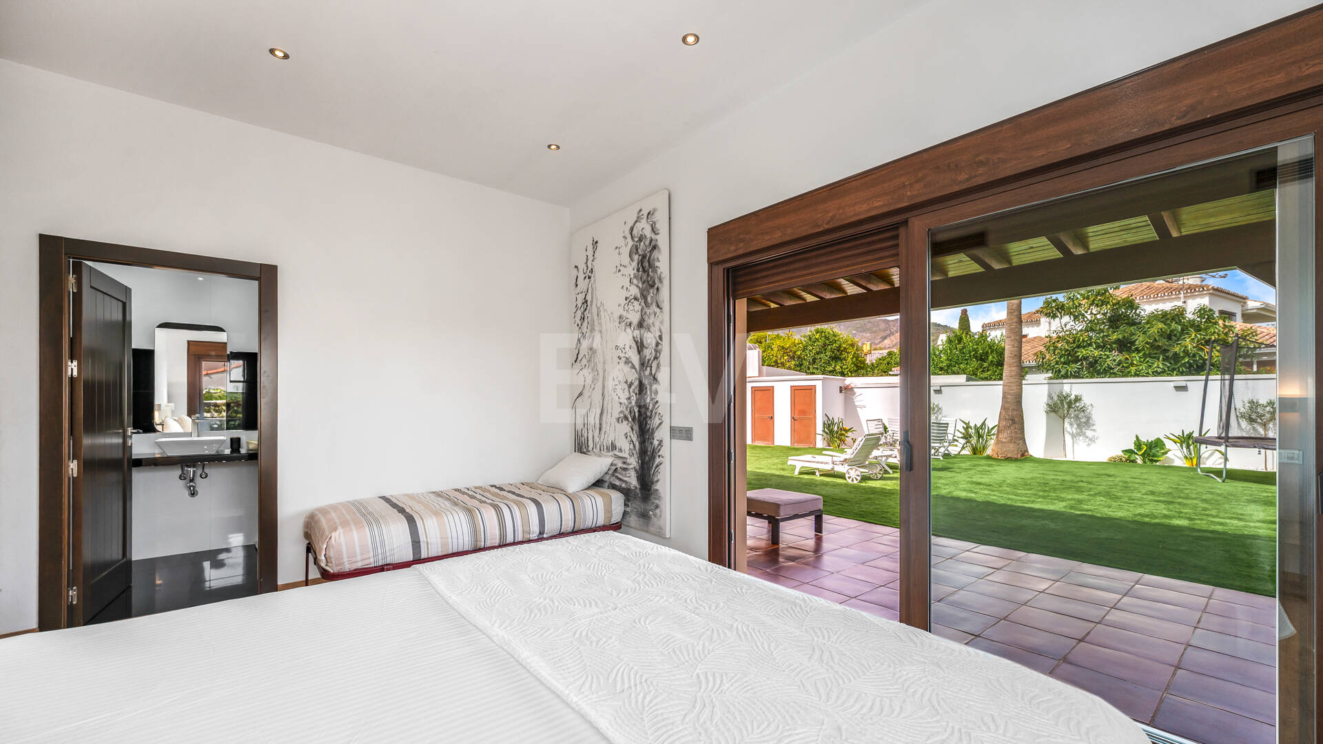 Villa avec jardin et piscine privée à seulement quelques minutes de la mer disponible pour la location à long terme