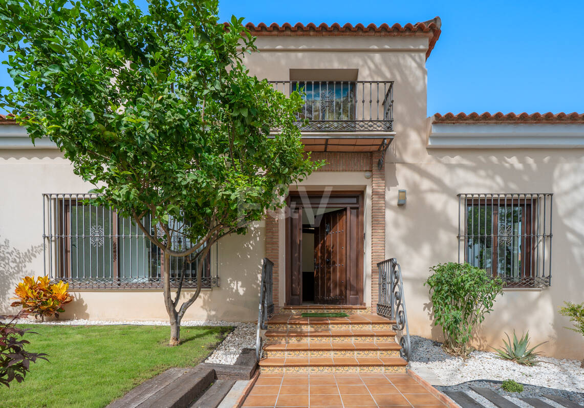Villa avec jardin et piscine privée à seulement quelques minutes de la mer disponible pour la location à long terme