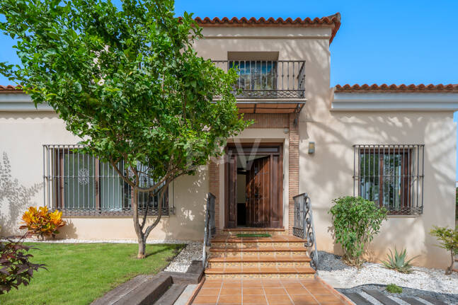 Villa avec jardin et piscine privée à seulement quelques minutes de la mer disponible pour la location à long terme