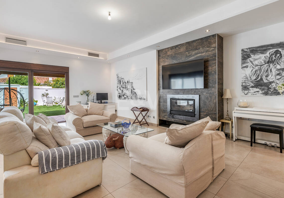Villa avec jardin et piscine privée à seulement quelques minutes de la mer disponible pour la location à long terme