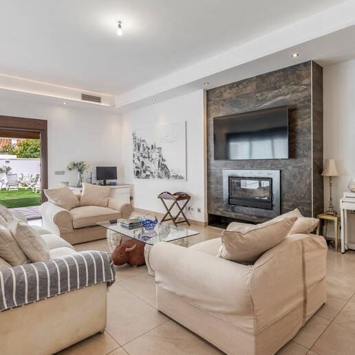 Villa avec jardin et piscine privée à seulement quelques minutes de la mer disponible pour la location à long terme