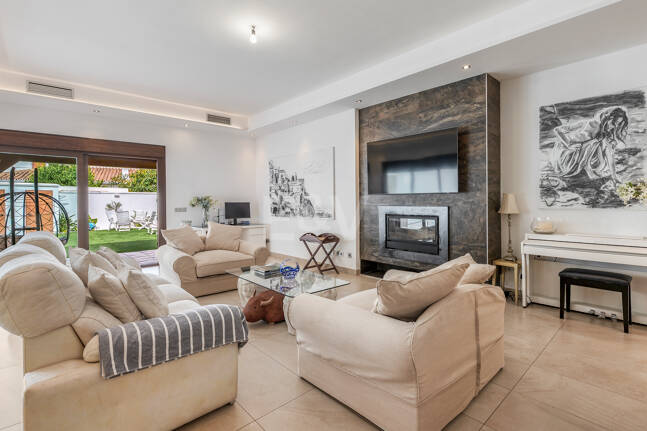 Villa avec jardin et piscine privée à seulement quelques minutes de la mer disponible pour la location à long terme