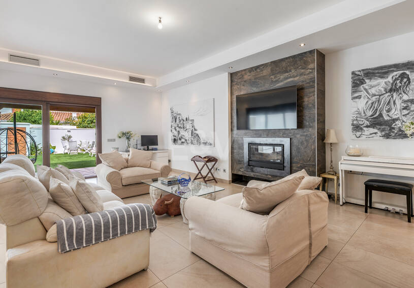 Villa avec jardin et piscine privée à seulement quelques minutes de la mer disponible pour la location à long terme